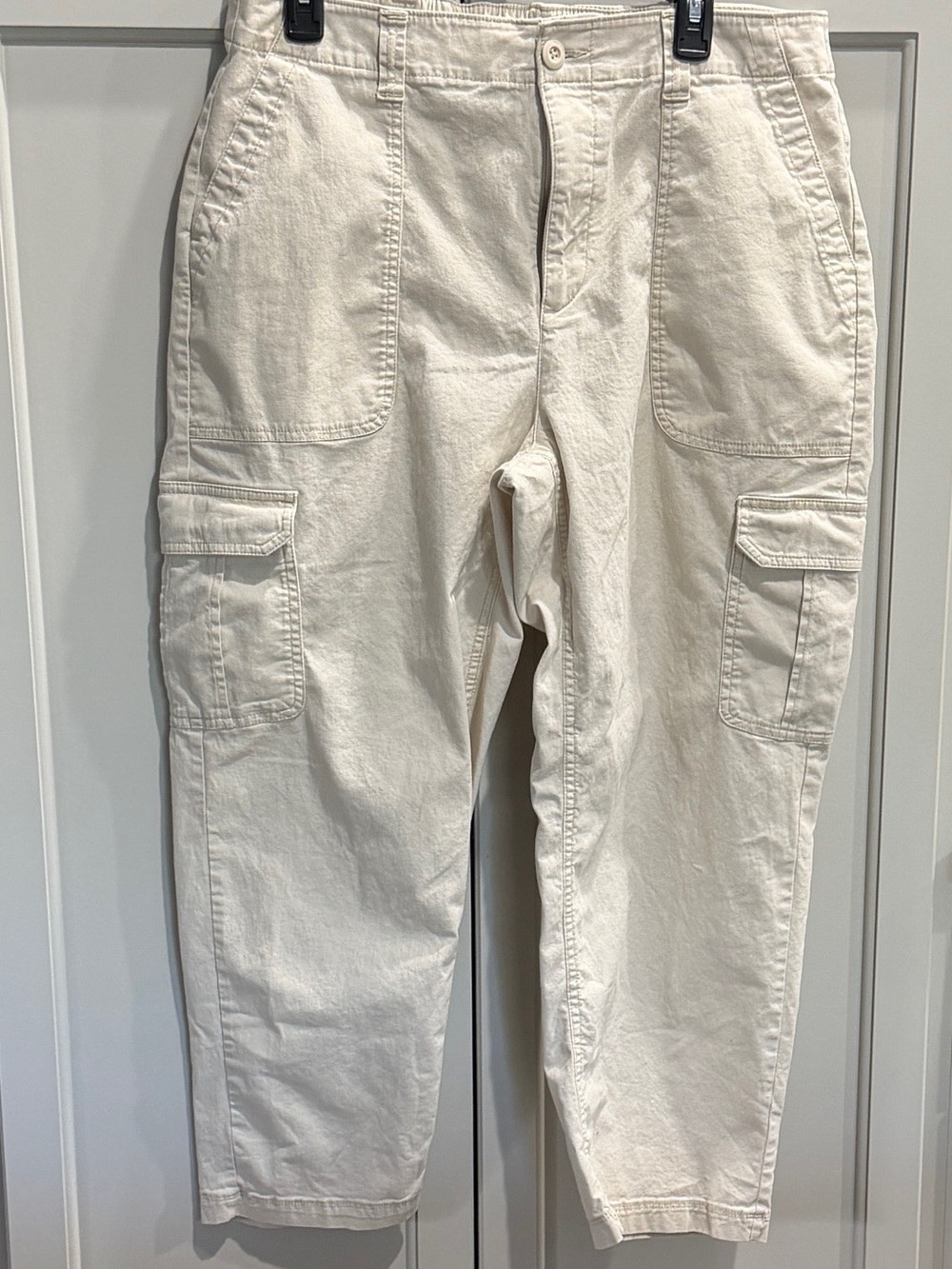 Old Navy Cream Cargo Crop Pants